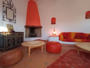 Fernseher, Kamin, Bücher, Stereoanlage