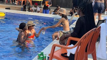 Alberca al aire libre y camas balinesas gratuitas