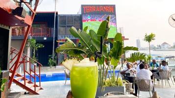 Alberca al aire libre y camas balinesas gratuitas