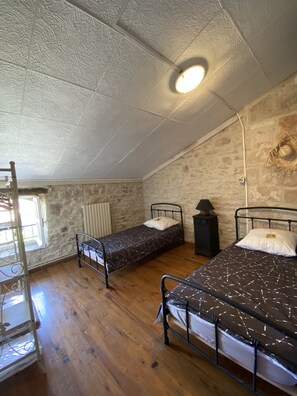 3 slaapkamers, een strijkplank/strijkijzer, reisbedje, gratis wifi