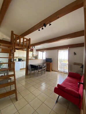 Fernseher, Tischfußball, Tischtennisplatte, Bücher