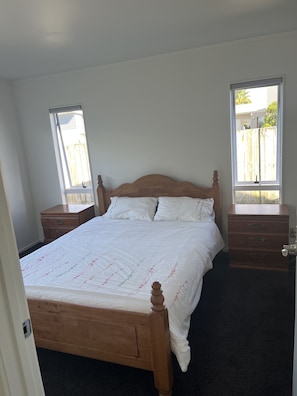 3 bedrooms, WiFi, bed sheets - Beach getaway (Ruakaka)