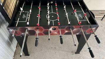 Una mesa de fútbol de mesa con un diseño hexagonal y un logotipo en el lateral.
