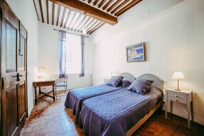 6 camere, una scrivania, ferro/asse da stiro, culla da viaggio