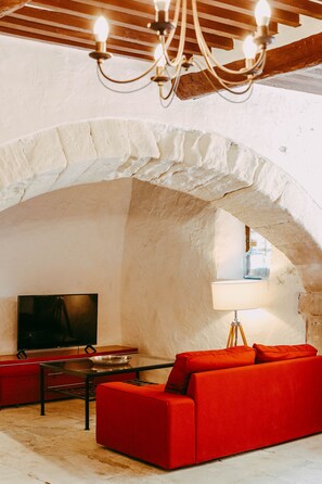 TV, fireplace, DVD player, table tennis - 18th century village house in Oppède le Vieux with swimming pool (Oppède)