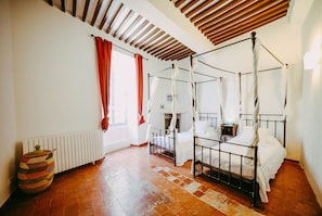 6 bedrooms, desk, iron/ironing board, travel crib