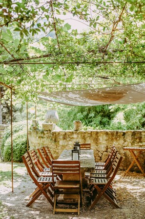 Outdoor dining - 18th century village house in Oppède le Vieux with swimming pool (Oppède)