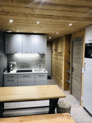 Kühlschrank, Mikrowelle, Herdplatte, Geschirrspüler