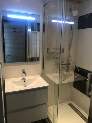 Douche, sĂšche-cheveux