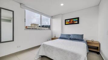 1 slaapkamer, een bureau, een strijkplank/strijkijzer, reisbedje