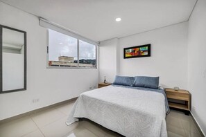 1 habitación, escritorio, tabla de planchar con plancha y cuna de viaje
