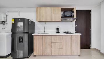 Refrigerador, microondas, parrilla de estufa y cafetera y tetera