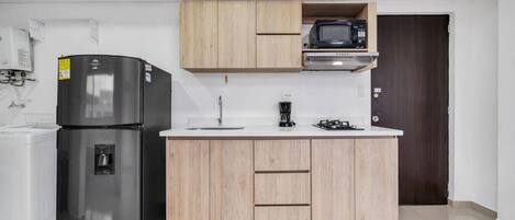 ثلاجة، ميكروويف، موقد طهي مسطح، ماكينة لصنع القهوة/الشاي