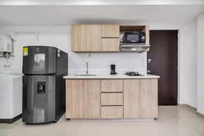 Refrigerador, microondas, parrilla de estufa y cafetera y tetera