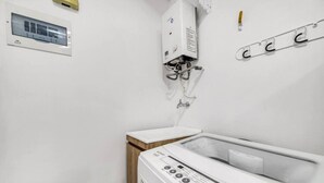 Un bagno con una vasca, un pannello di controllo e un termosifone a parete.