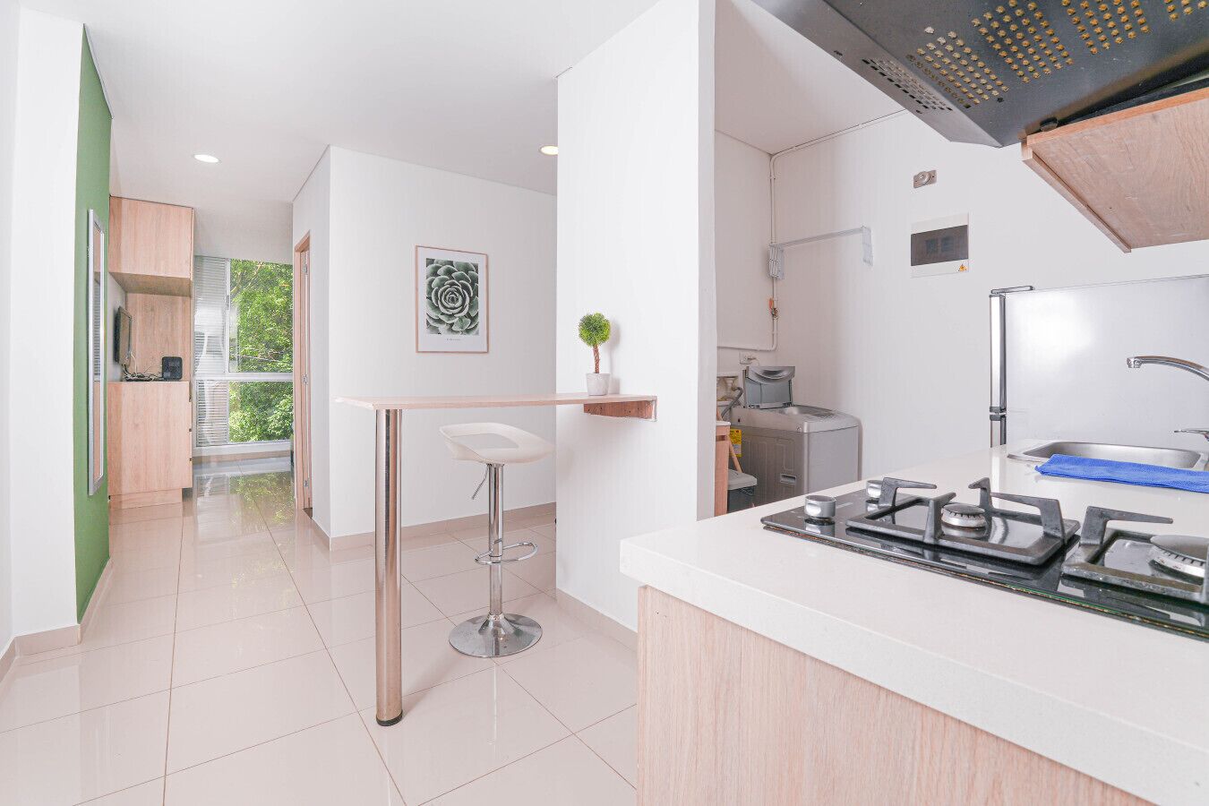 Réfrigérateur, micro-ondes, plaque de cuisson, cafetière/bouilloire