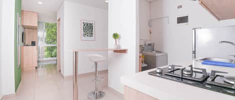 Réfrigérateur, micro-ondes, plaque de cuisson, cafetière/bouilloire