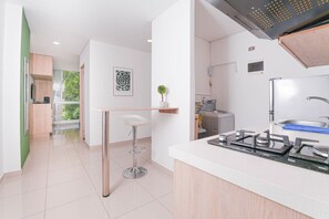 Frigorifero, microonde, piano cottura, macchina per tè/caffè