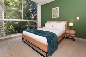 1 habitación, escritorio, tabla de planchar con plancha y wifi 