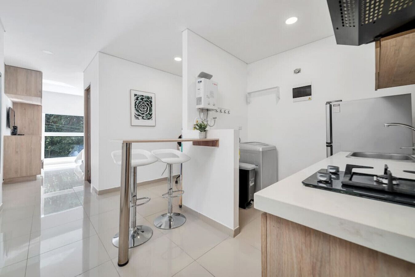 Kjøleskap, mikrobølgeovn, kokeplater og kaffetrakter/tekoker