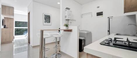 冷蔵庫、電子レンジ、コンロ、コーヒー / ティーメーカー