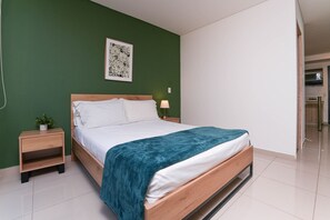1 habitación, escritorio, tabla de planchar con plancha y wifi 