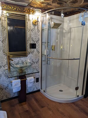 Bañera, bañera de hidromasaje, secador de pelo, toallas