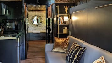 TV, bola sepak meja, buku-buku