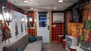 Une pièce chaleureuse avec un canapé, une petite table et un mur décoratif.