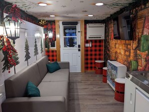 TV, foosball, books - Olympic Mountaineer at Olympic Railway Inn (Sequim)