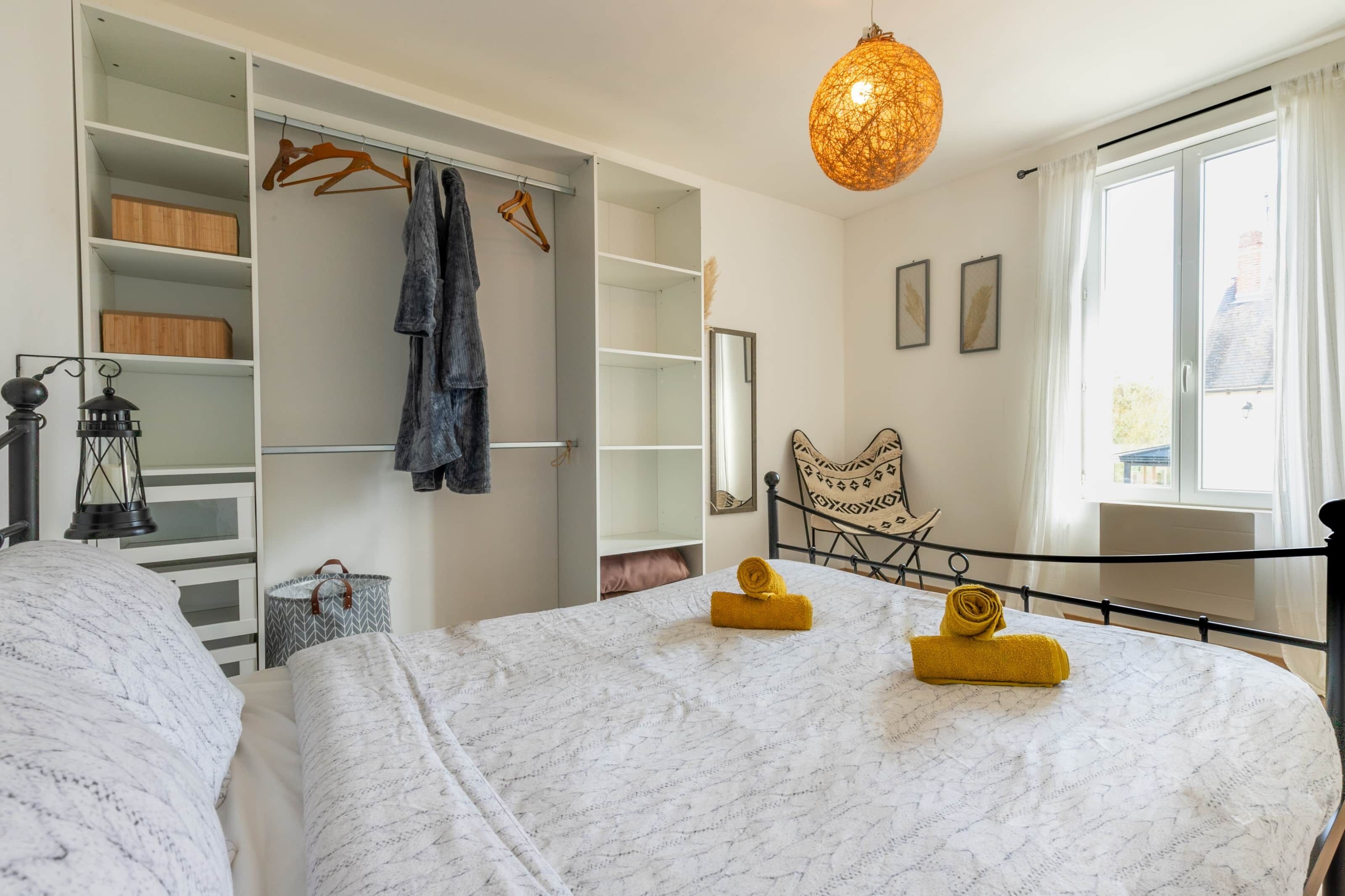 3 habitaciones, tabla de planchar con plancha, wifi y ropa de cama 