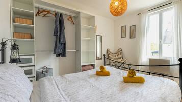 3 habitaciones, tabla de planchar con plancha, wifi y ropa de cama