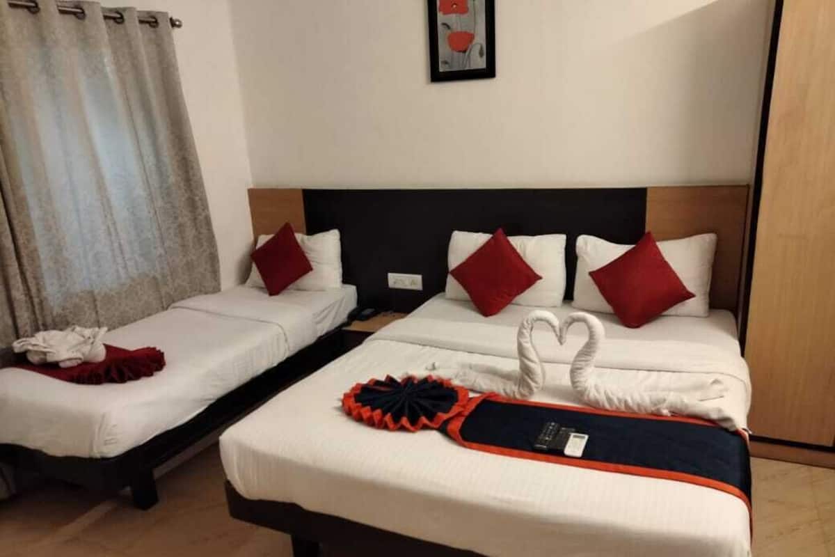 Deluxe Triple Room | Bathroom | Combined shower/bathtub, towels