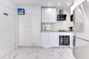 Fridge, microwave, oven, coffee/tea maker