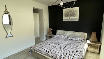 3 chambres, bureau, fer et planche à repasser, lit parapluie