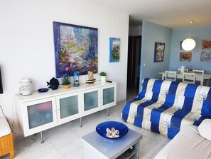TV - 3-bedroom seafront apartment in Llançà, near beaches and activities (Llançà)