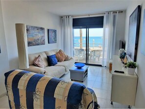 TV - 3-bedroom seafront apartment in Llançà, near beaches and activities (Llançà)
