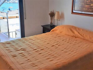 3 bedrooms, free WiFi - 3-bedroom seafront apartment in Llançà, near beaches and activities (Llançà)