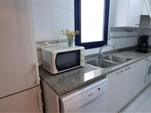 Kylskåp, mikrovågsugn, ugn och diskmaskin