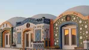 Una hilera de edificios con diseños singulares, ventanas en arco y fachadas coloridas.