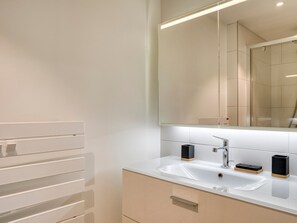 Bathroom - Charming Renovated Studio with Terrace & Garden, 400m from Ski Slopes – Megeve Mont d'Arbois (Megève)