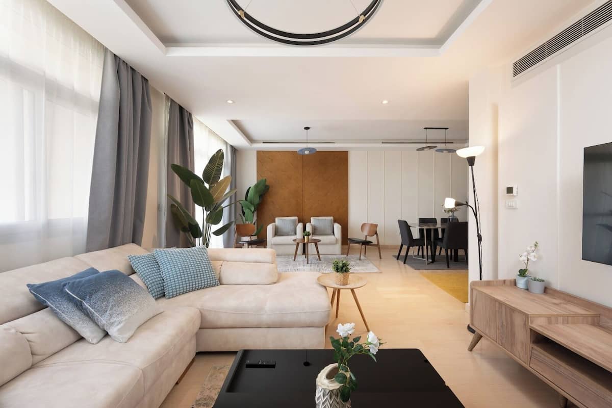 Apartamento Confort | Zona de estar | Smart TV de 55 pulgadas con canales por satélite, una televisión