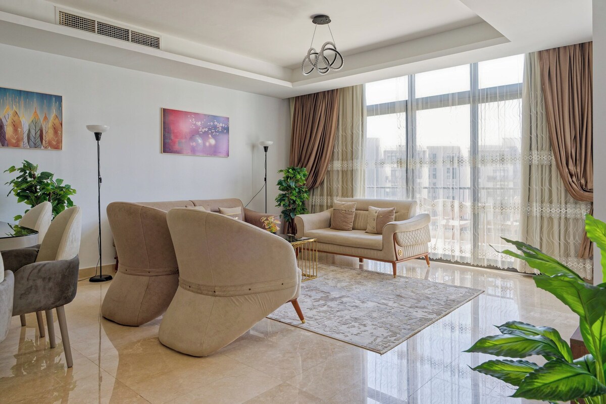 Deluxe appartement, 3 slaapkamers, uitzicht op de stad | Woonruimte | Een 55-inch smart-tv met satellietzenders, televisie en Netflix