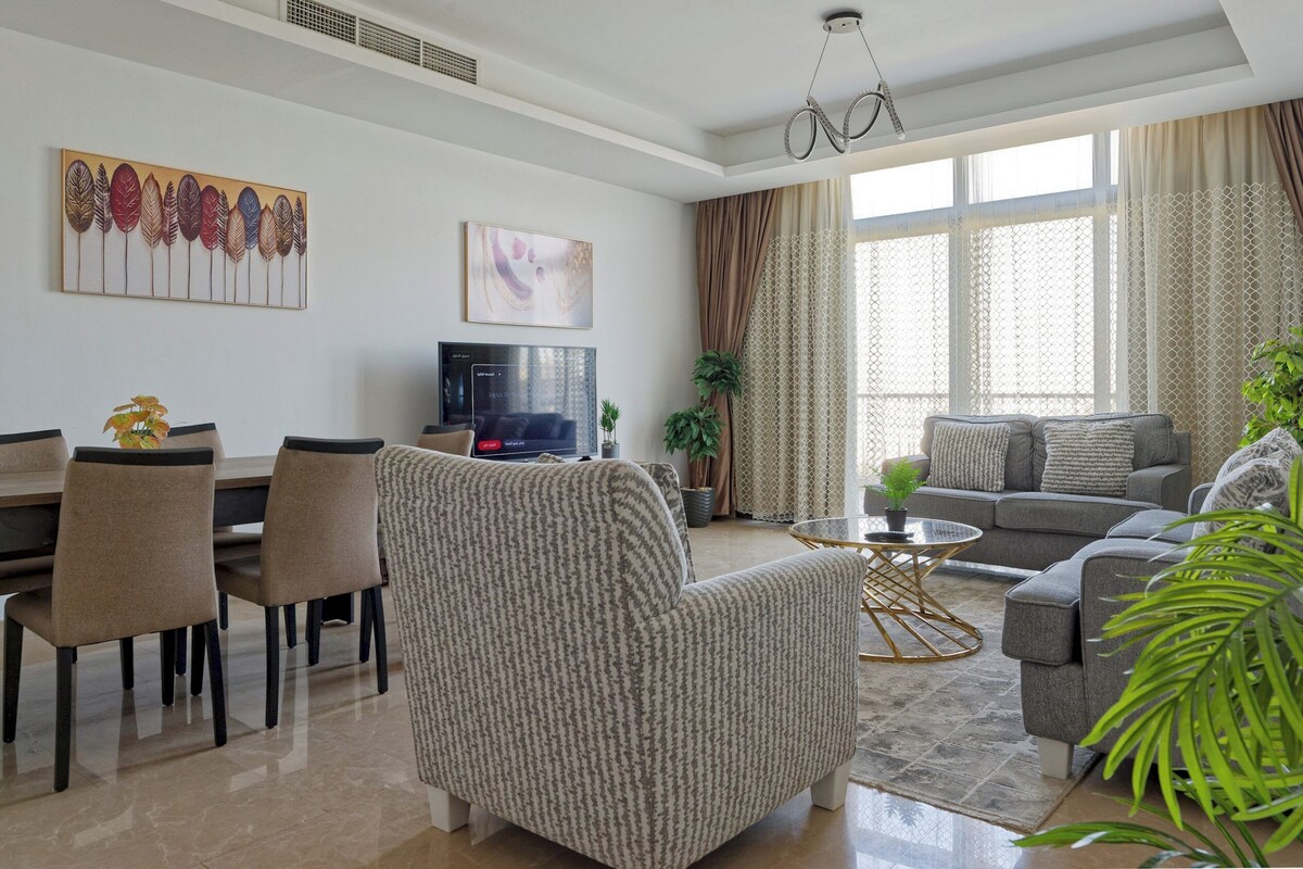 Familie appartement, 3 slaapkamers, uitzicht op de stad | Woonruimte | Een 55-inch smart-tv met satellietzenders, televisie en Netflix
