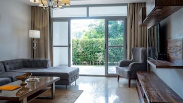 Apartamento sénior | Zona de estar | Smart TV de 55 pulgadas con canales por satélite, una televisión