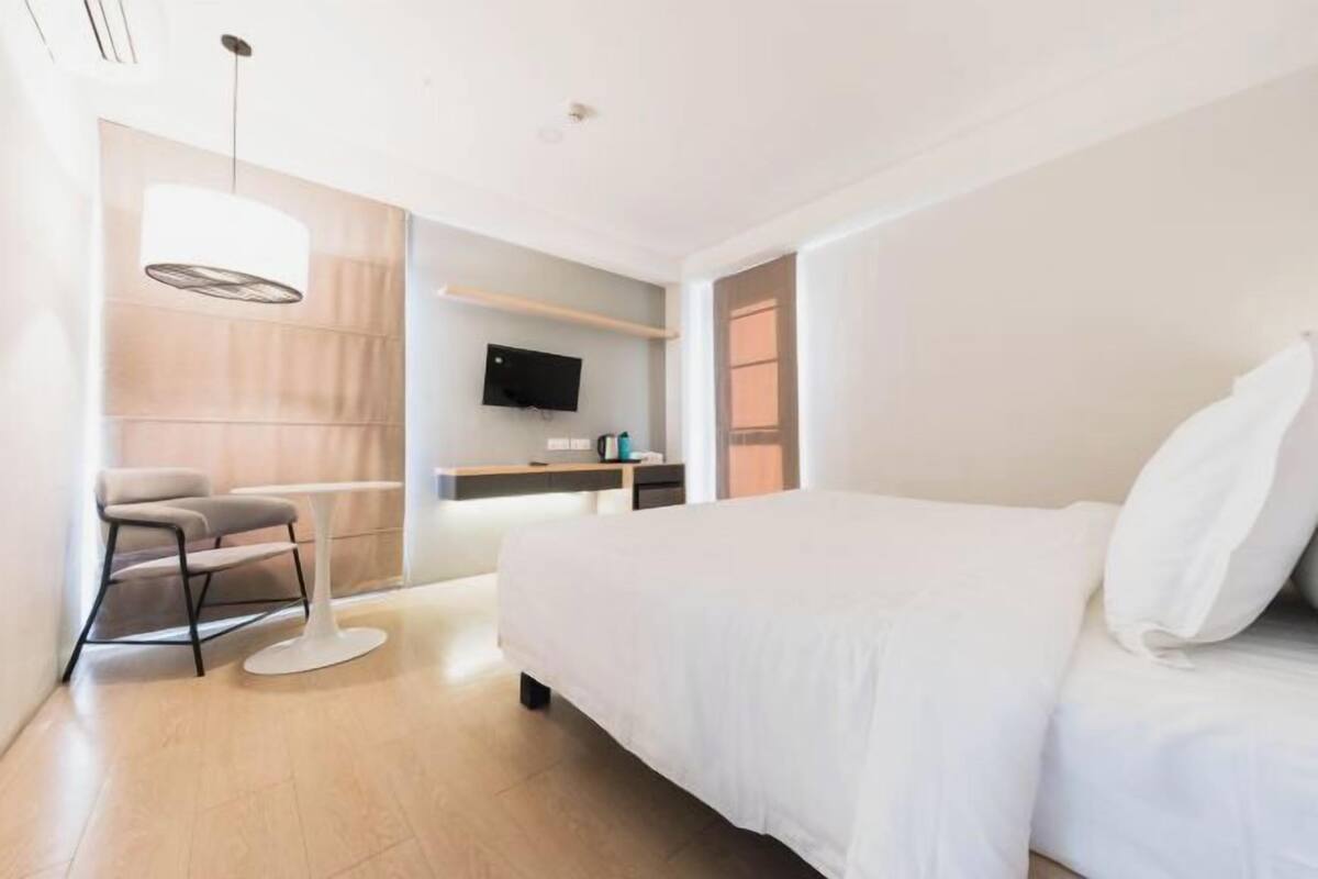 Minibar, Schreibtisch, kostenloses WLAN, BettwÀsche