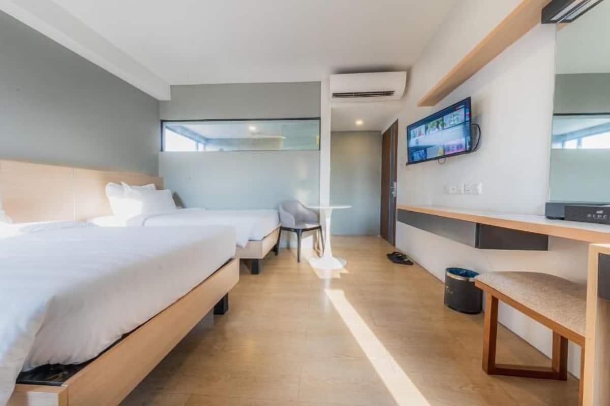 Minibar, Schreibtisch, kostenloses WLAN, BettwÀsche