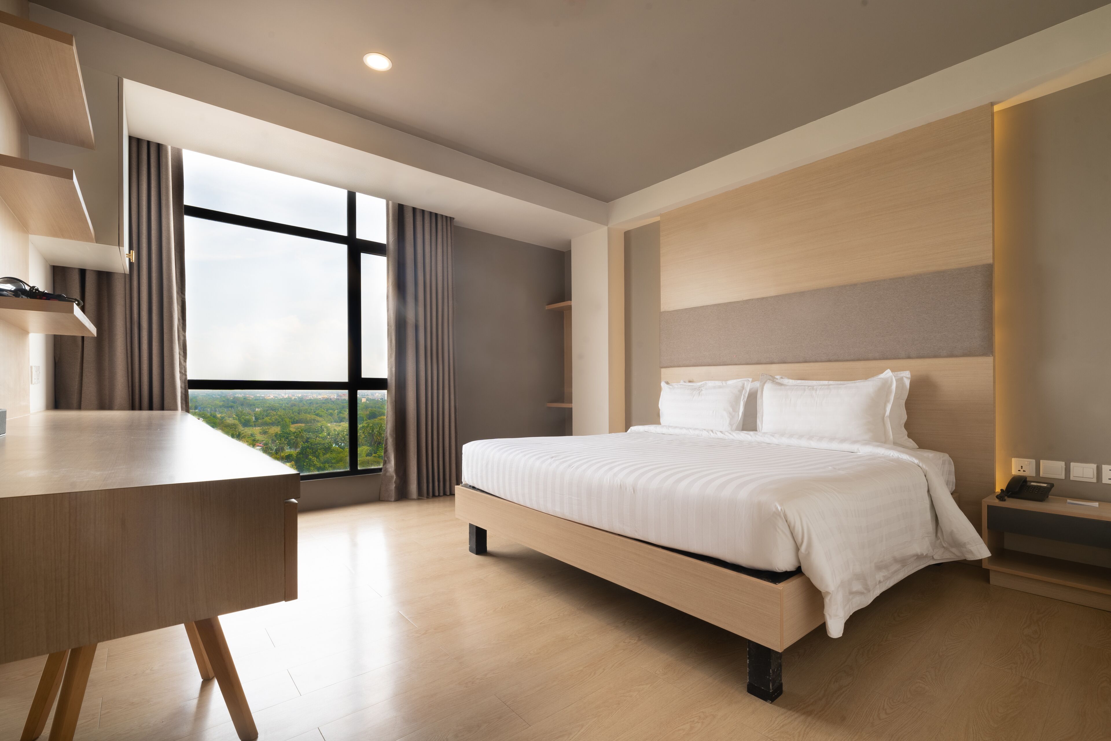 Executive Double Room | Minibar, desk, free WiFi, bed sheets