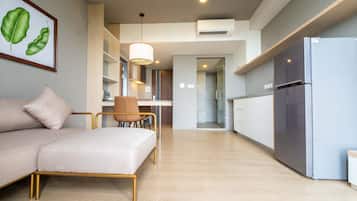 Executive Double Room | Bar mini, meja, Wi-fi percuma, cadar katil
