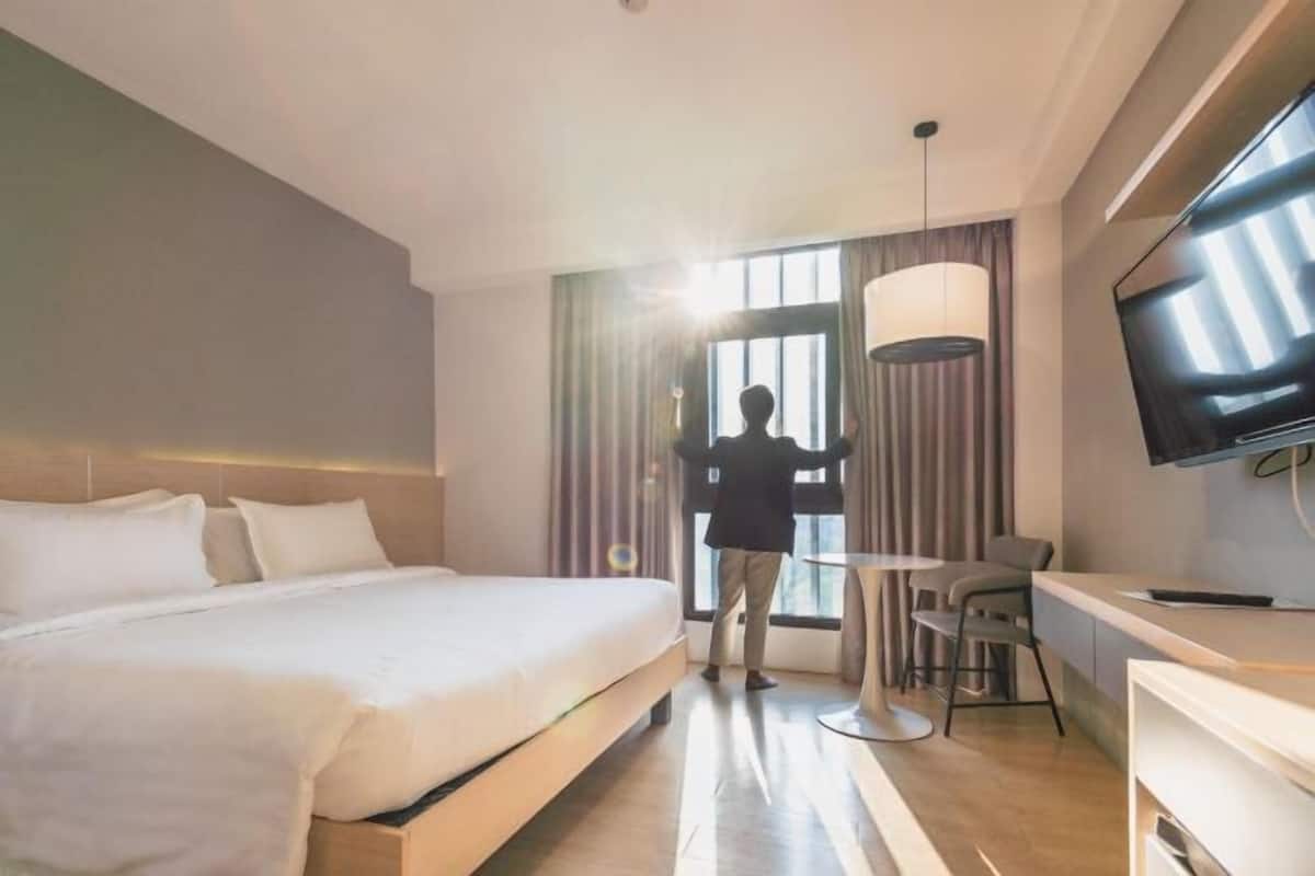 Minibar, Schreibtisch, kostenloses WLAN, BettwÀsche